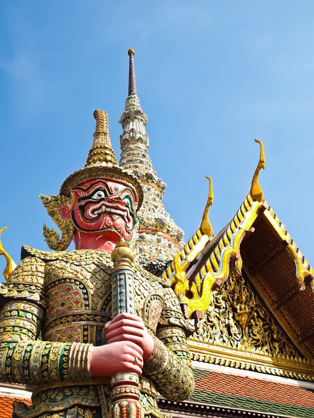 Красный великан в Ват Пхра Кеу в Бангкоке — стоковое фото