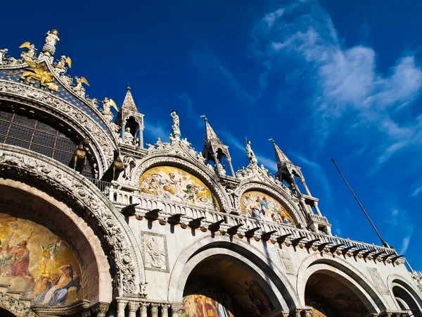 Dóžecí palác s blu sky v Benátkách, Itálie — Stock fotografie