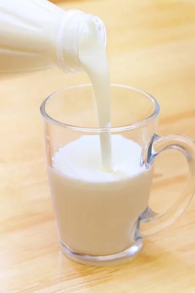 Pouring yoghurt into a glass — Stock Photo, Image