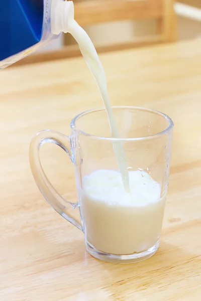 유리잔에 우유를 붓는 모습 — 스톡 사진