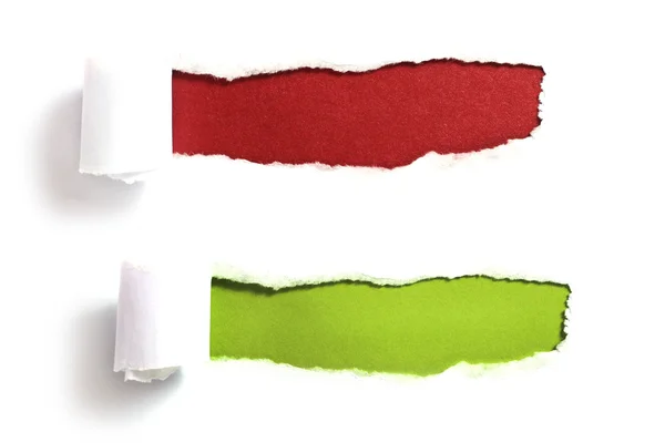 Разорванная бумага на красном и зеленом фоне — стоковое фото