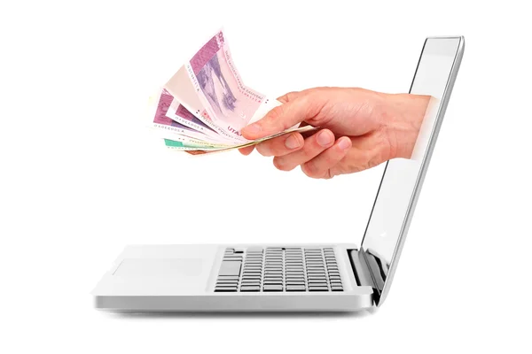 Mão com dinheiro fora da tela do laptop — Fotografia de Stock