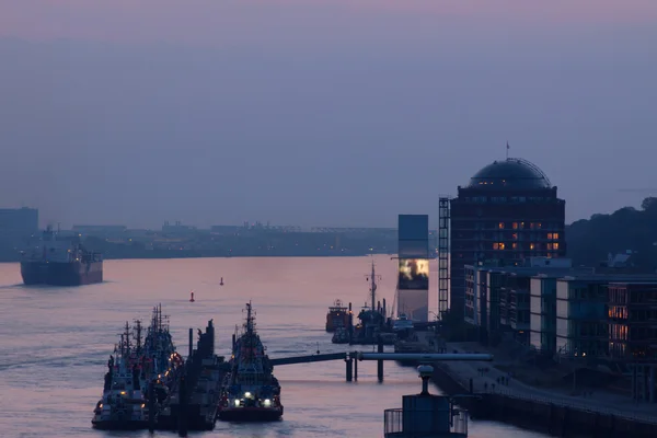 Le port de Hambourg la nuit — Photo