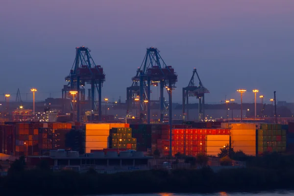 O porto de Hamburgo à noite — Fotografia de Stock