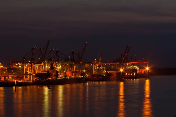 O porto de Hamburgo à noite — Fotografia de Stock