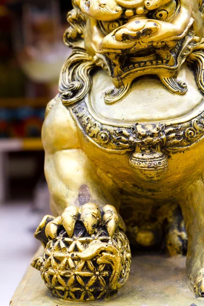 Gold lion statute — Stock Photo, Image