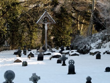 karla kaplı mezarlık