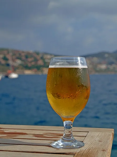 Cold Beer at Seafront Cafe — Stock Photo, Image