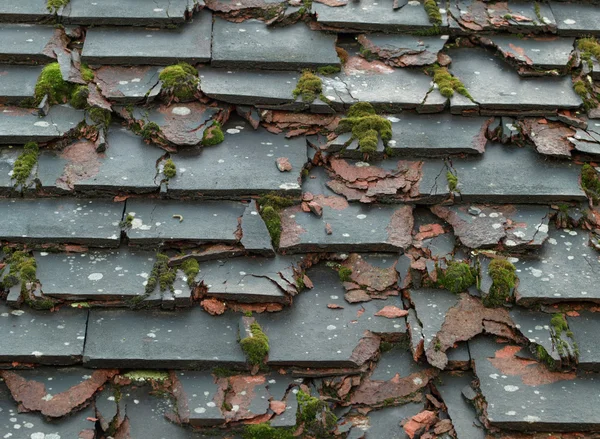 Ein altes Dach mit kaputten Ziegeln — Stockfoto