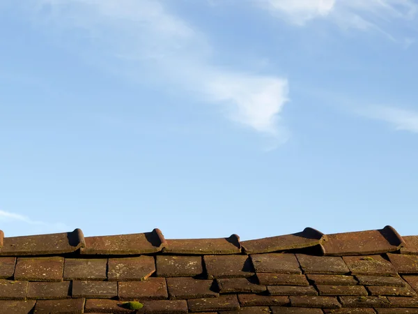 Un vieux toit qui fuit contre le ciel bleu — Photo