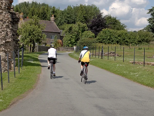 Andar de bicicleta no campo britânico — Fotografia de Stock
