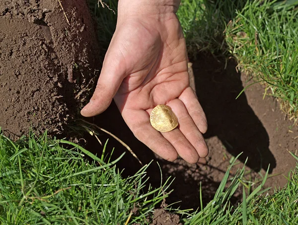 Goldmünze mit Metalldetektor gefunden, vergrabener Schatz — Stockfoto