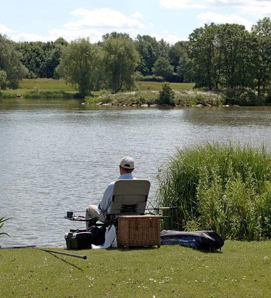 Man Fishing at Lake — Stock Photo, Image