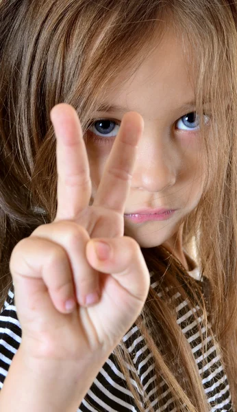 Dítě ukazuje dva prsty — Stock fotografie