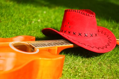gitar ve kırmızı şapka