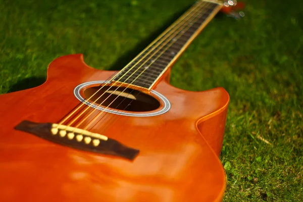 Guitarra e chapéu vermelho — Fotografia de Stock