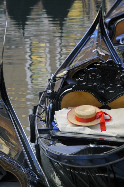 Gondoljärs stråhatt i båt, Venedig — Stockfoto
