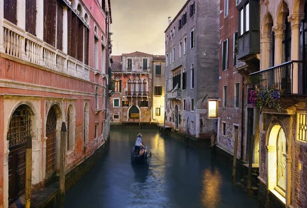 Tradycyjne przejażdżkę gondolą Wenecja — Zdjęcie stockowe