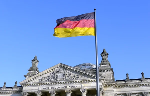 The German flag flying in front of the Reichstag in Berlin — Stock Photo, Image
