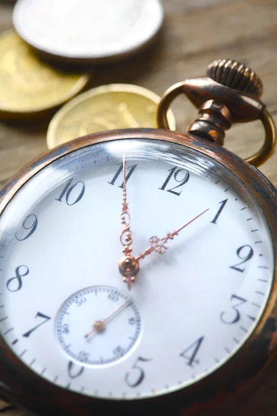 Reloj de bolsillo vintage sobre fondo de madera — Foto de Stock