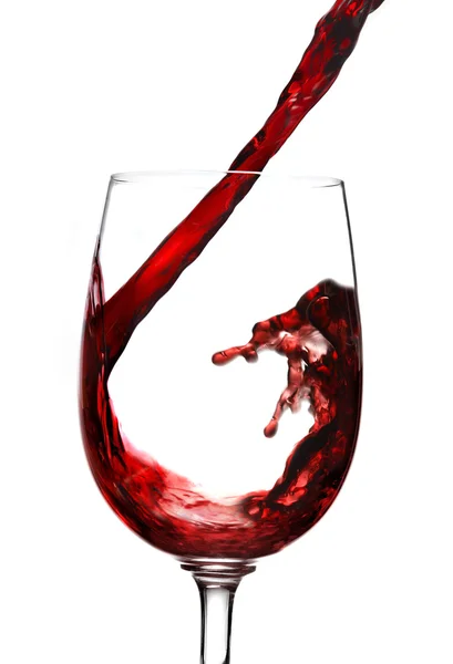 Красное вино, наливаемое в бокал — стоковое фото