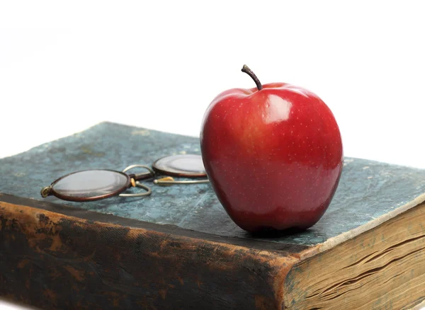 Altes Buch mit rotem Apfel — Stockfoto