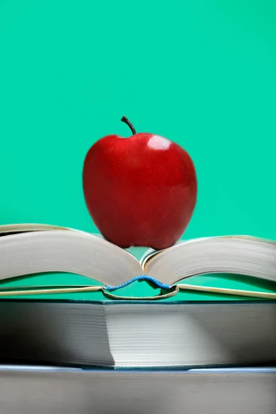 Книга с красным яблоком — стоковое фото