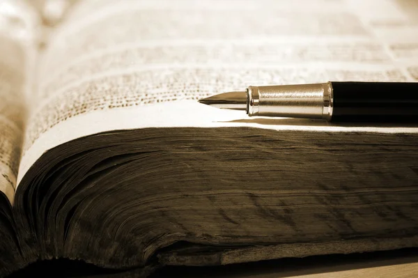 Livro velho e caneta — Fotografia de Stock