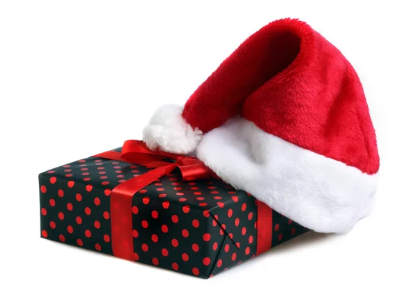 Presente de Natal e chapéu de santa — Fotografia de Stock