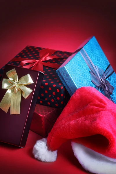 Jul gåva och santa hatt — Stockfoto