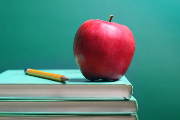 Livros e maçã — Fotografia de Stock