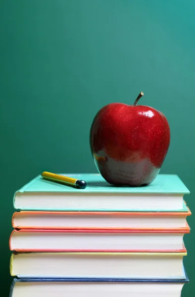 Boeken en appels — Stockfoto
