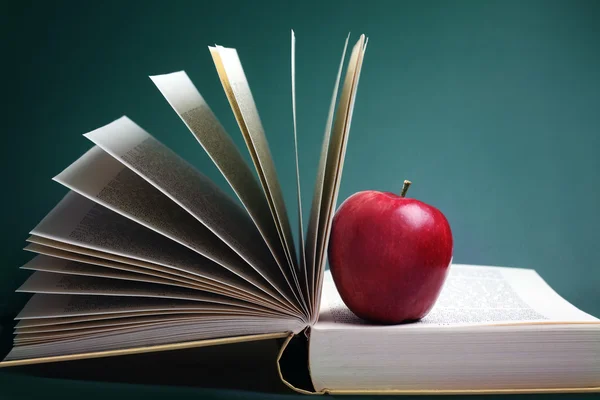 Βιβλία και μήλο — Φωτογραφία Αρχείου