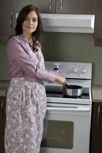 Dona de casa cozinhar — Fotografia de Stock