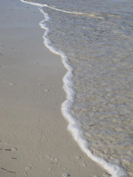 Plajda dalga — Stok fotoğraf
