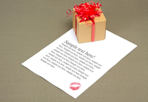 Δώρο και το γράμμα με το φιλί — Φωτογραφία Αρχείου