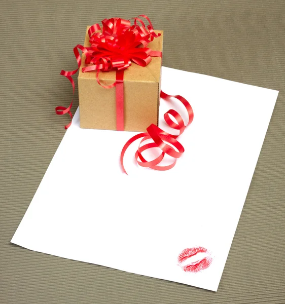 Gift and letter with kiss — Stock Photo, Image