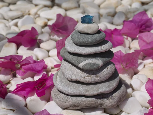 Kamień relaks spa piramide równowagi — Zdjęcie stockowe