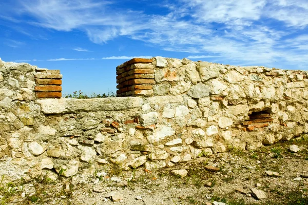 Ruines d'un mur très ancien dans la forteresse de Potaissa — Photo