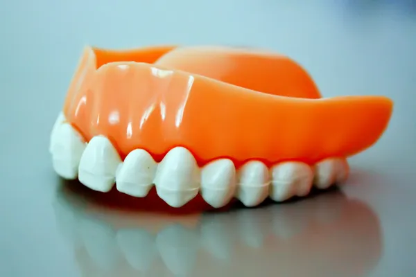Dental prosthesis from ceramic material — Stock Photo, Image