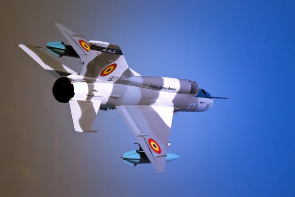 MiG 21 román vadászgépek át kék ég elszigetelt — Stock Fotó