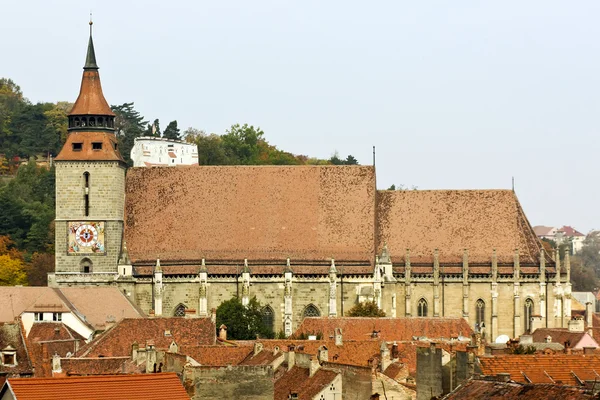 Vista sulla città vecchia di Brasov e la torre della Chiesa Nera, Romania — Foto Stock