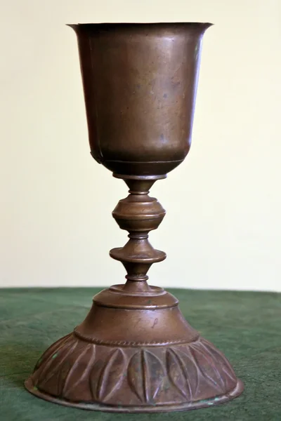 Металева чаша на столі — стокове фото
