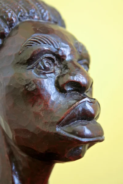 Дерев'яна статуя чорношкірого чоловіка від Куби — стокове фото