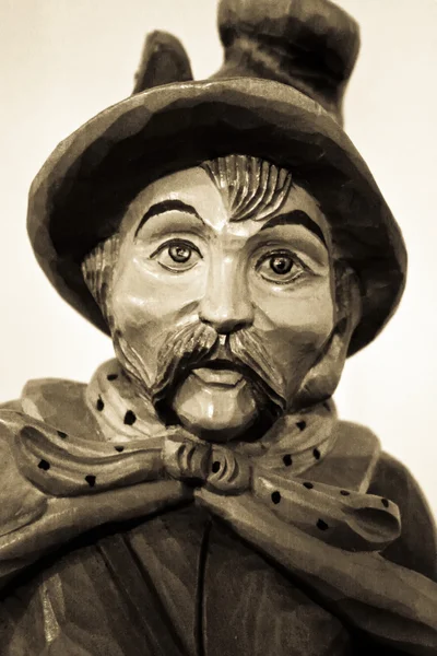 Портрет ночного сторожа, деревянная скульптура — стоковое фото