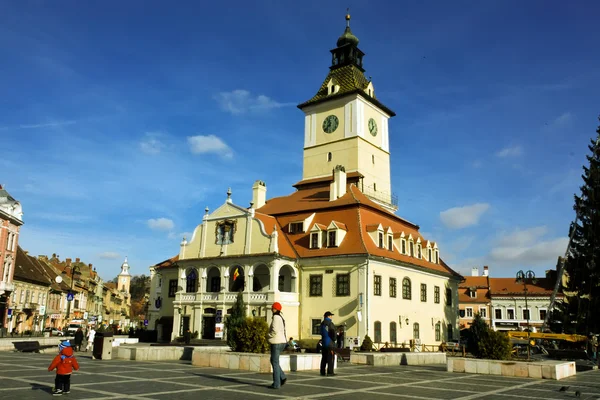 Escena del día de Piata Sfatului, Brasov - Rumania — Foto de Stock