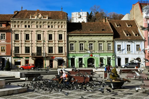 Scène uit piata Sfatului kunt, bezoeken brasov - Roemenië — Stockfoto