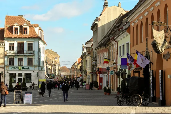 Tagesszene aus piata sfatului, Brasov - Rumänien — Stockfoto