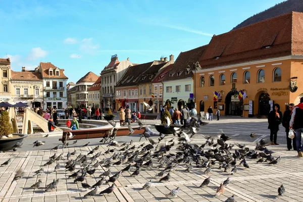 Brasov şehirde - piata Sfatului'deki eski yer yerinden — Stok fotoğraf