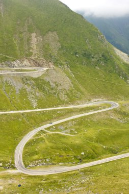 dolambaçlı bir dağ yolu